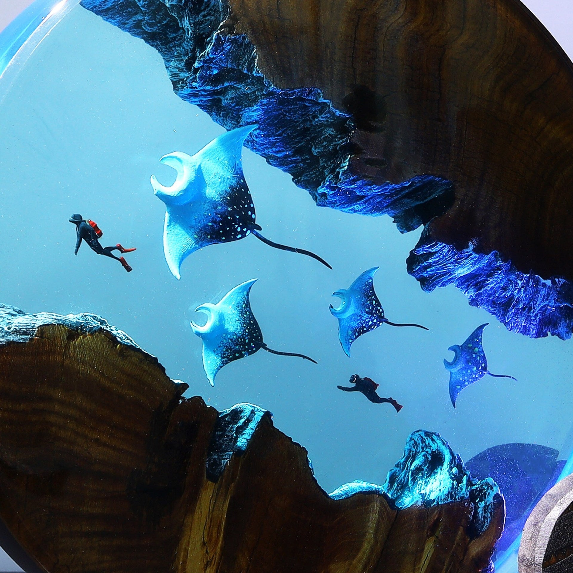 Handcrafted Ocean Rays Resin Lamp Berriscent