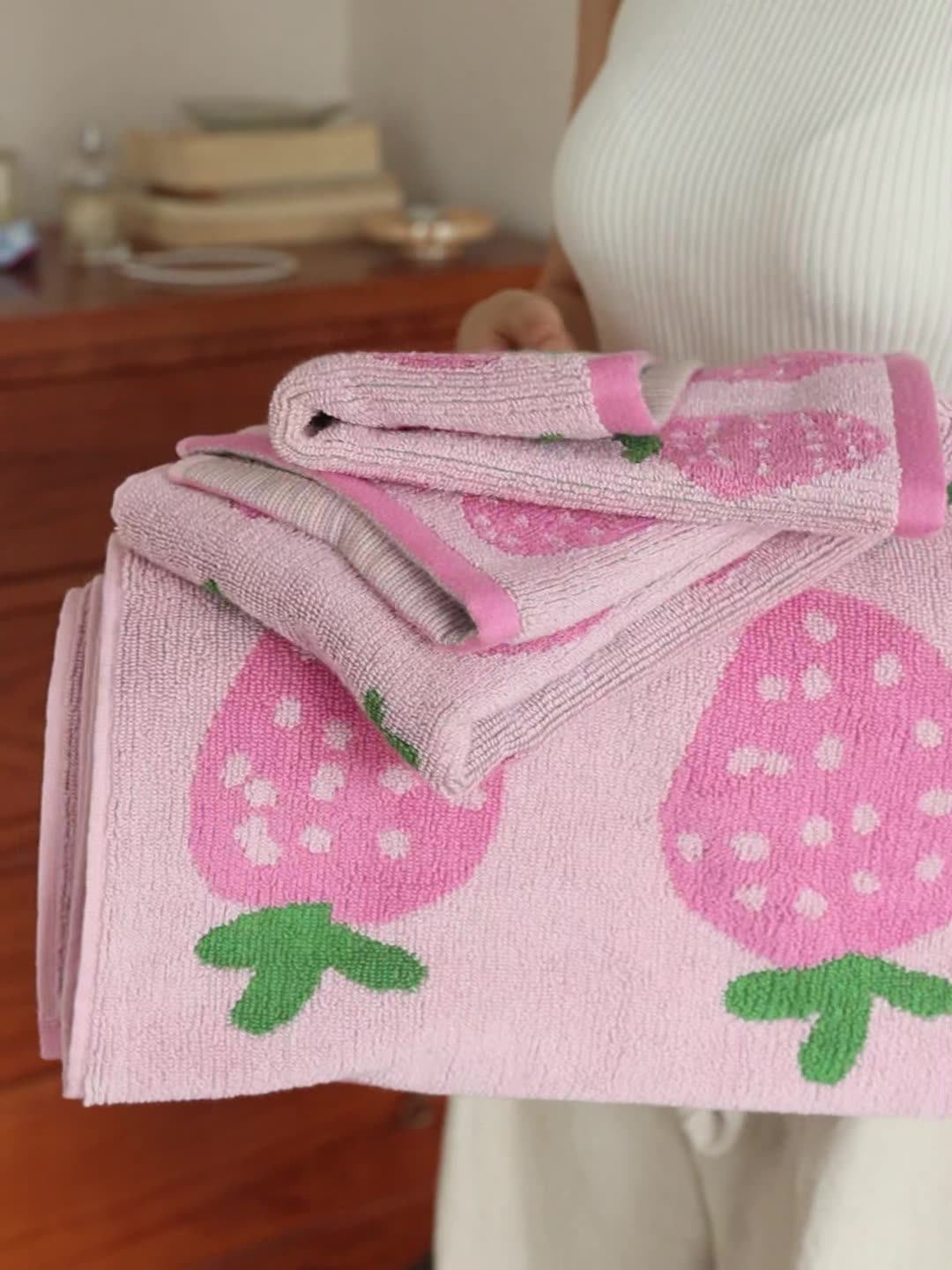 Natural Cotton Bath Towel with Strawberry Design Berriscent