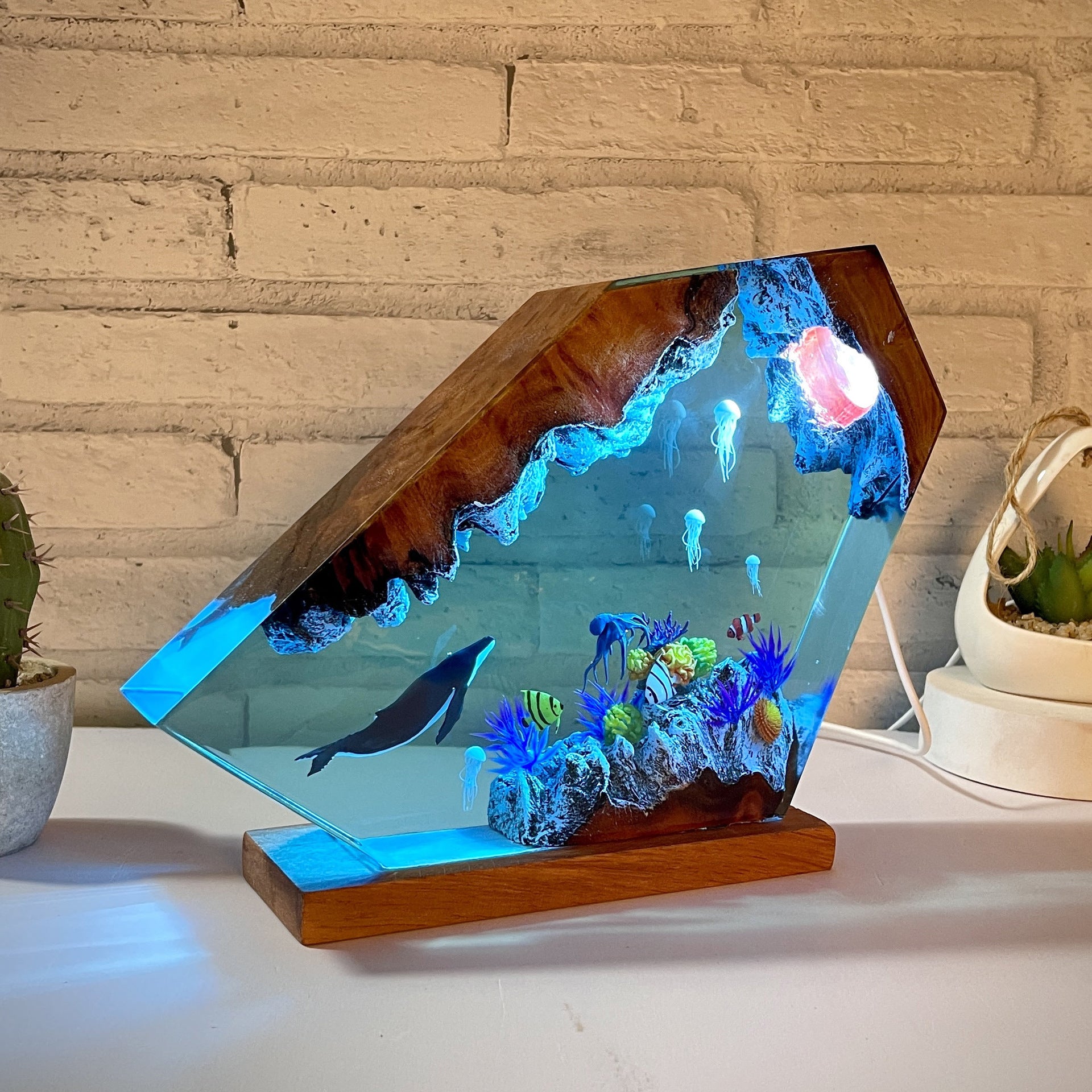 Handcrafted Ocean World Resin Lamp Berriscent