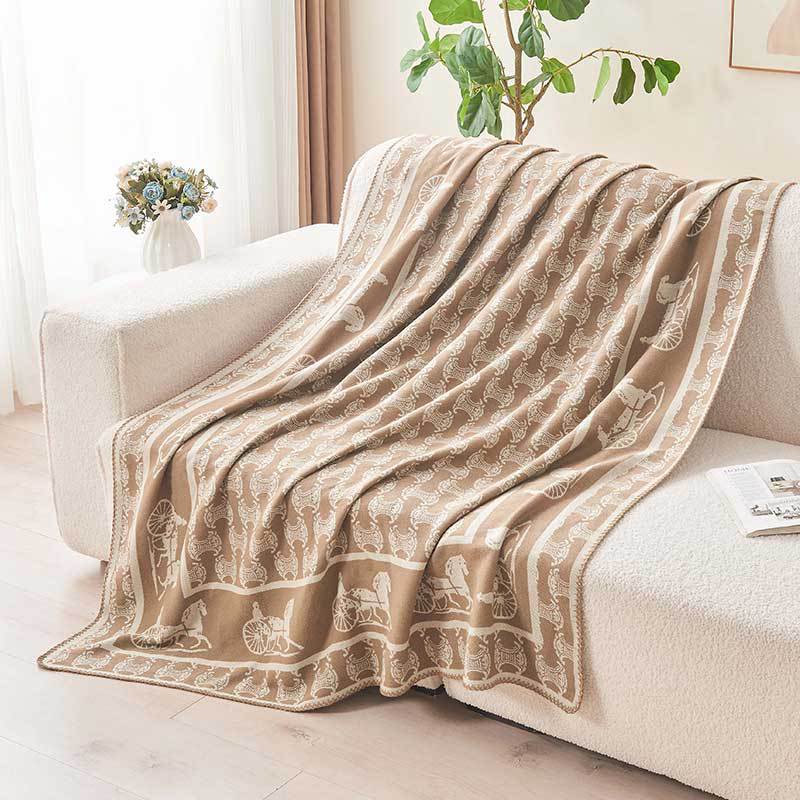 Carrosse Heritage Throw – Timeless Elegance in Equestrian Jacquard Berriscent