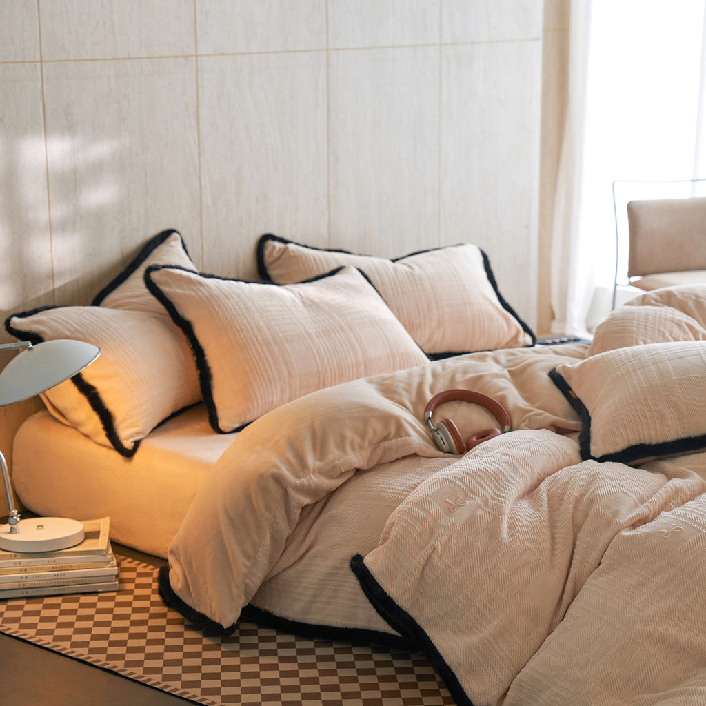 Premium Plush Flannel Embroidered Check Bedding Set – Four Pieces Berriscent