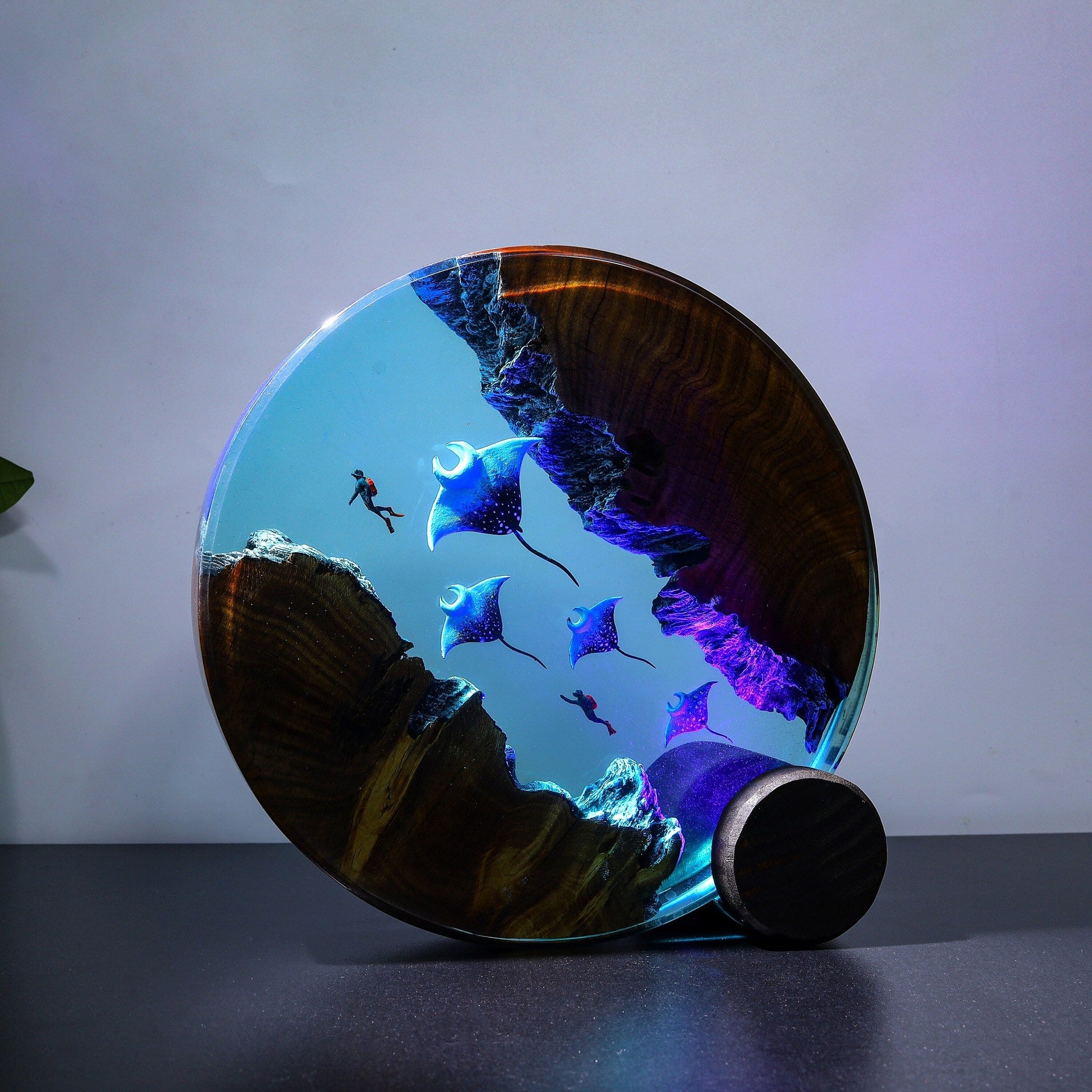 Handcrafted Ocean Rays Resin Lamp Berriscent