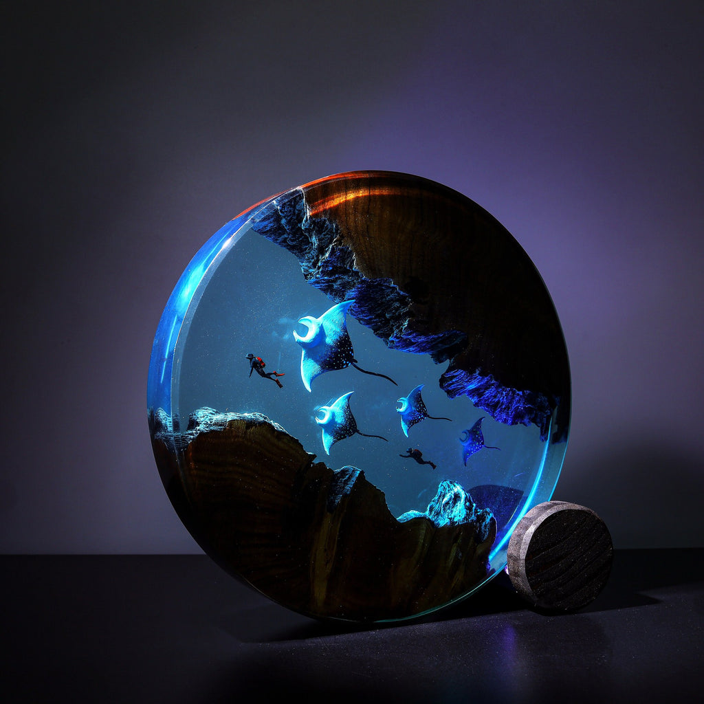 Handcrafted Ocean Rays Resin Lamp Berriscent