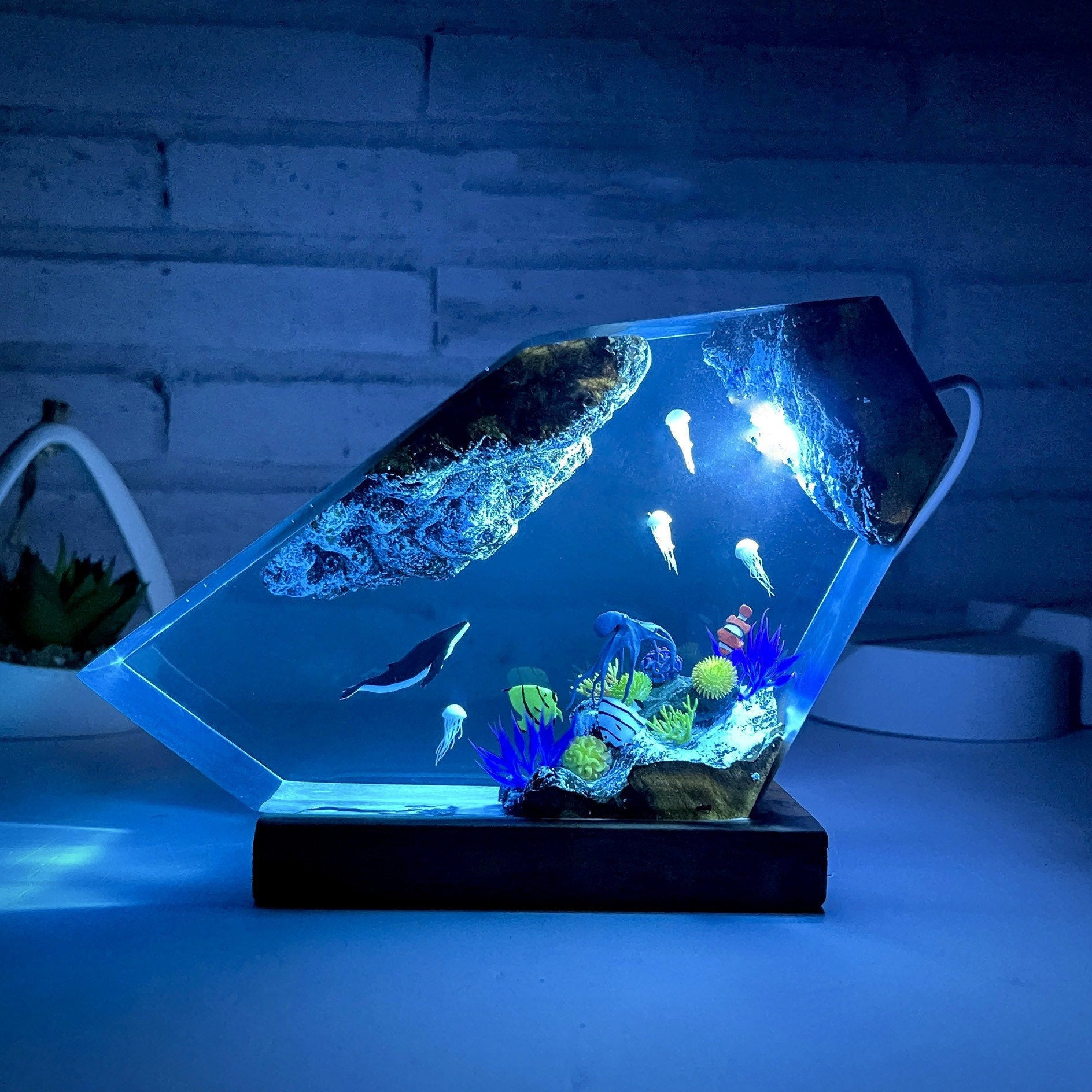 Handcrafted Ocean World Resin Lamp Berriscent