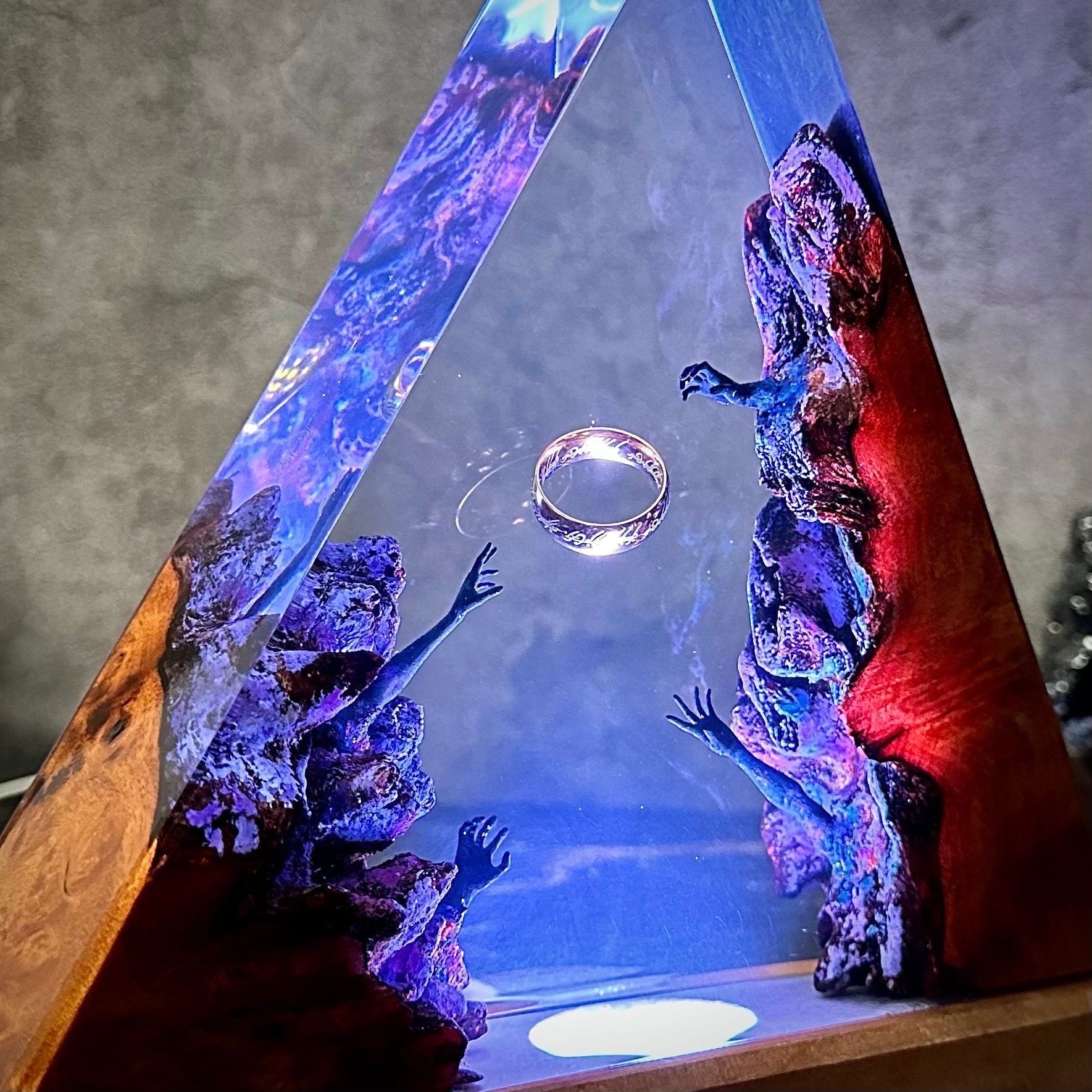 The Ring of Light – Handcrafted Resin Pyramid Lamp Berriscent