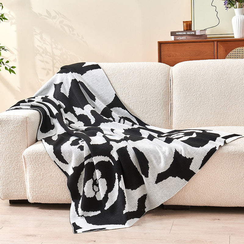 Fiore Luxe Throw – Modern Floral Harmony in Jacquard Weave Berriscent