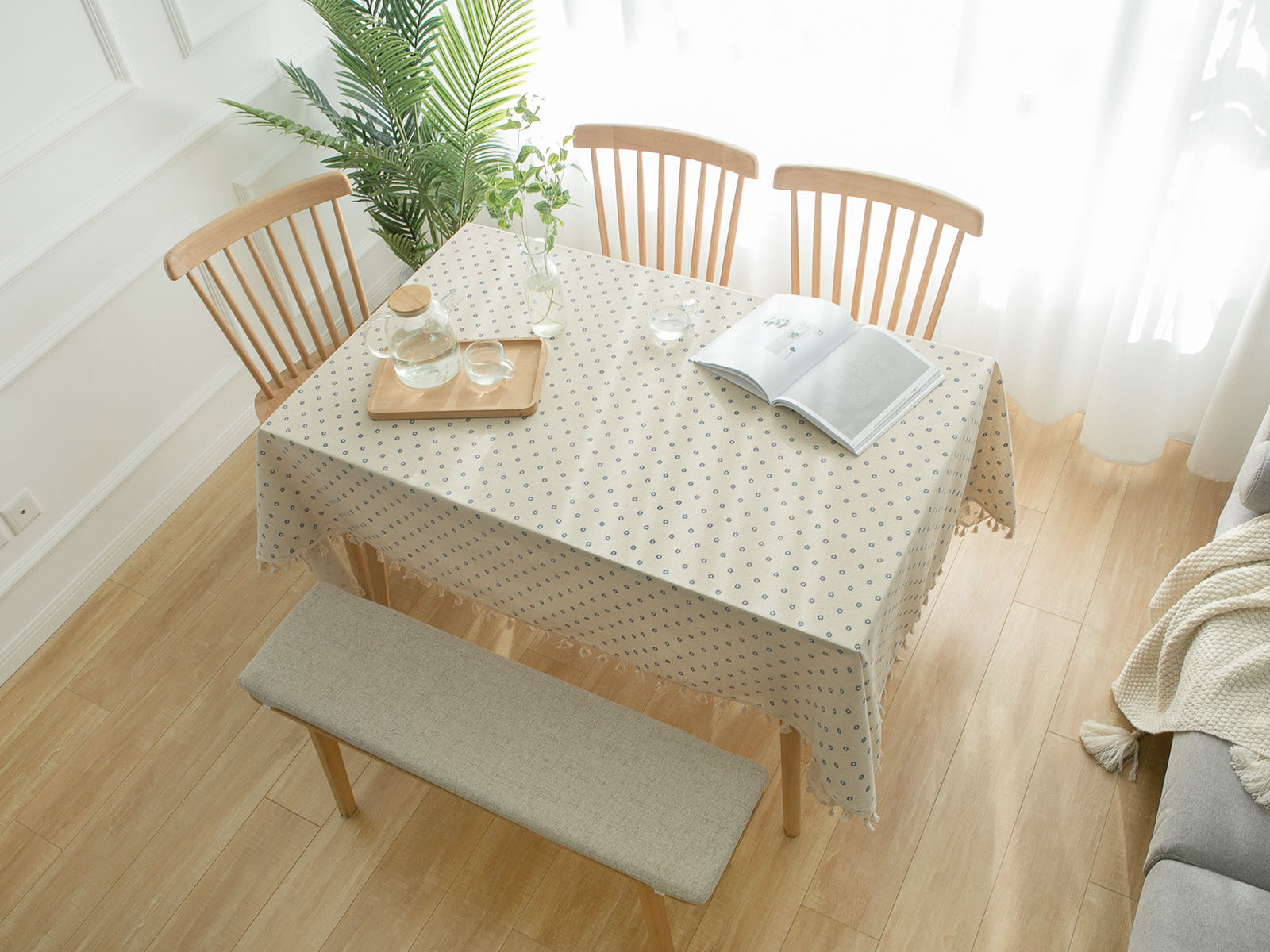 The Porcelain Daisy | Cotton Blend Tablecloth