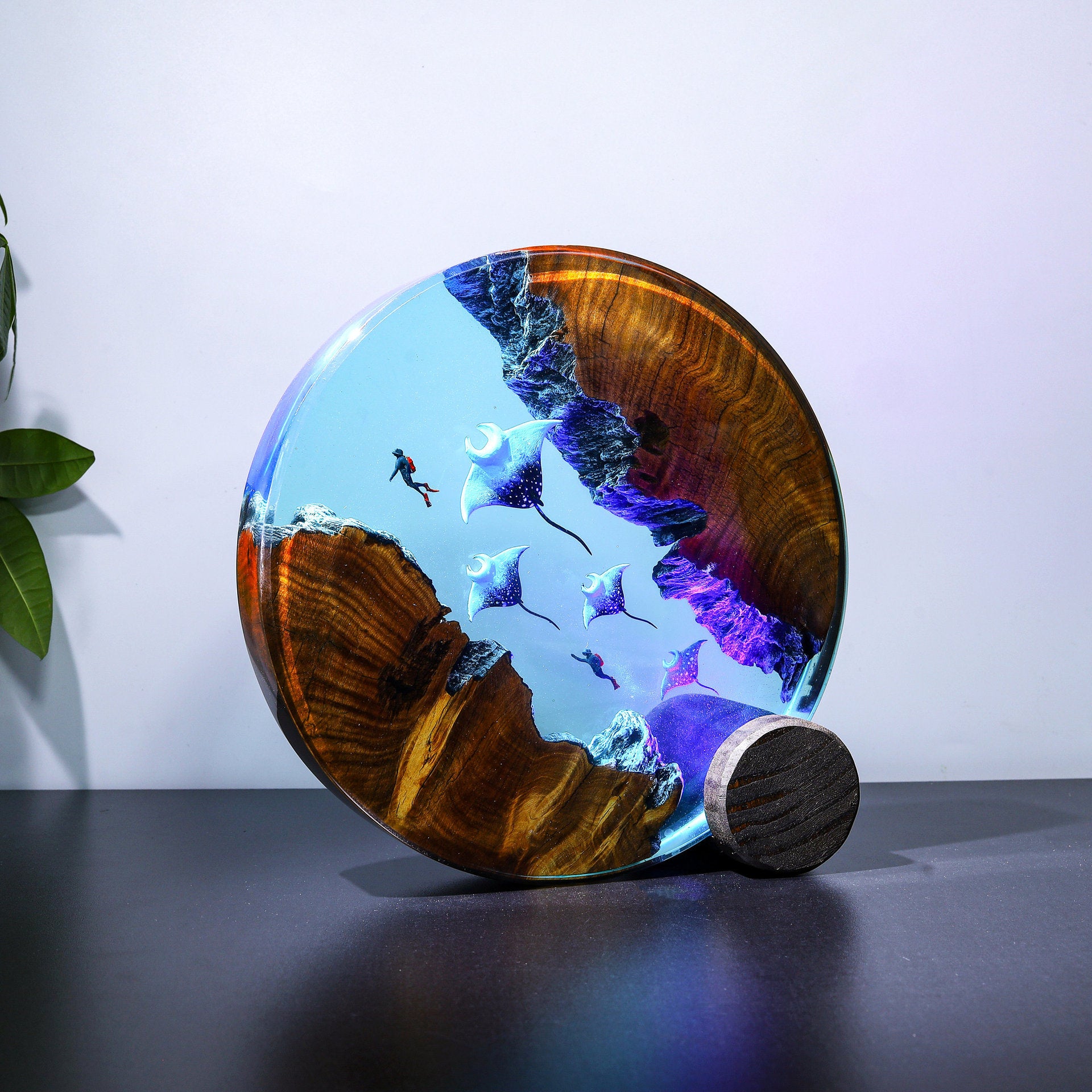Handcrafted Ocean Rays Resin Lamp Berriscent