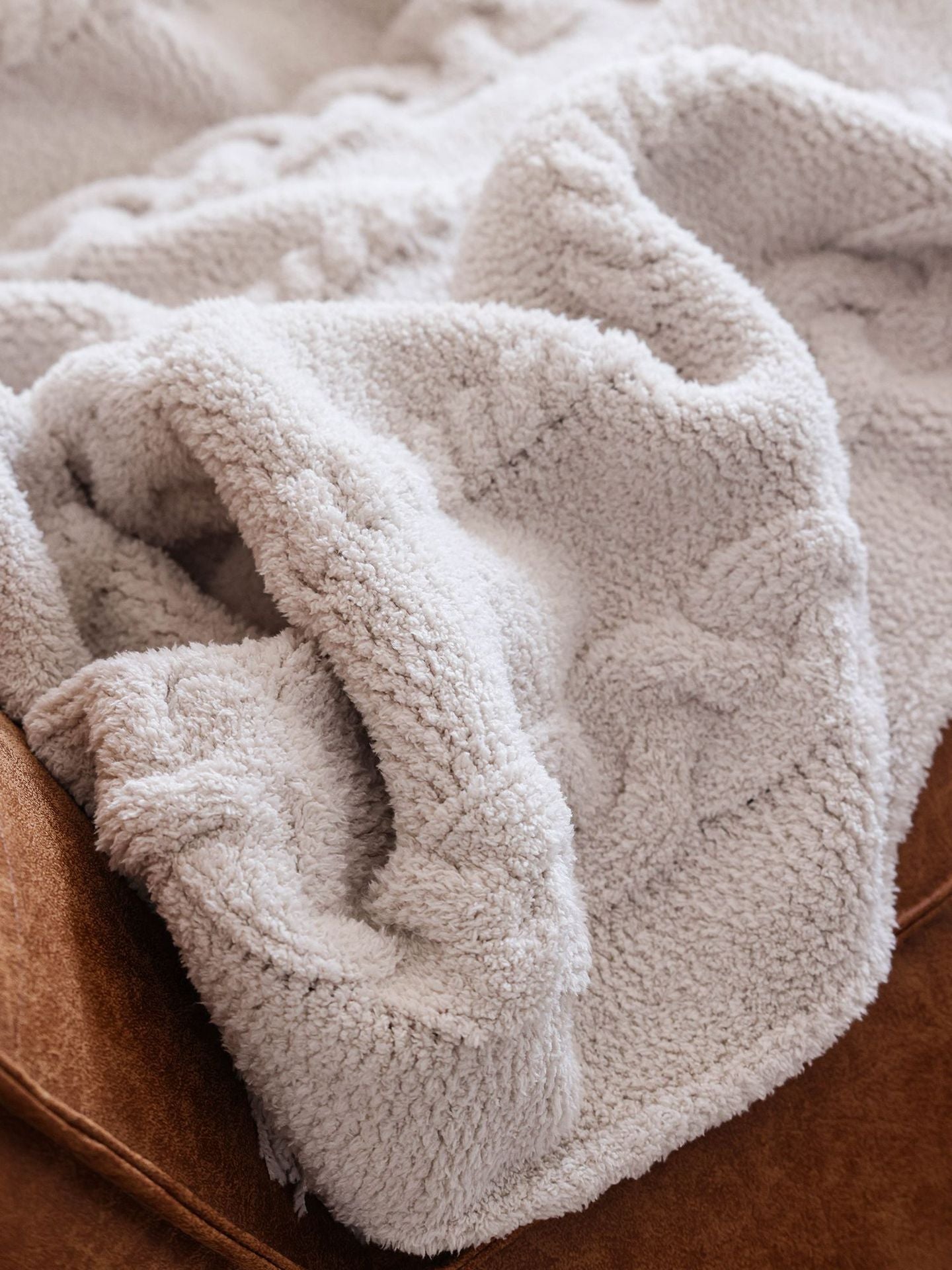 Braided Relief Thick Throw Berriscent