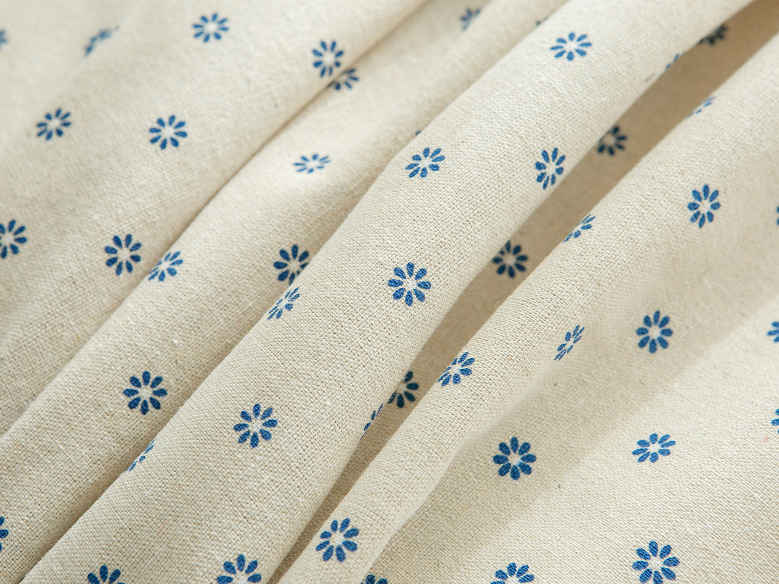 The Porcelain Daisy | Cotton Blend Tablecloth