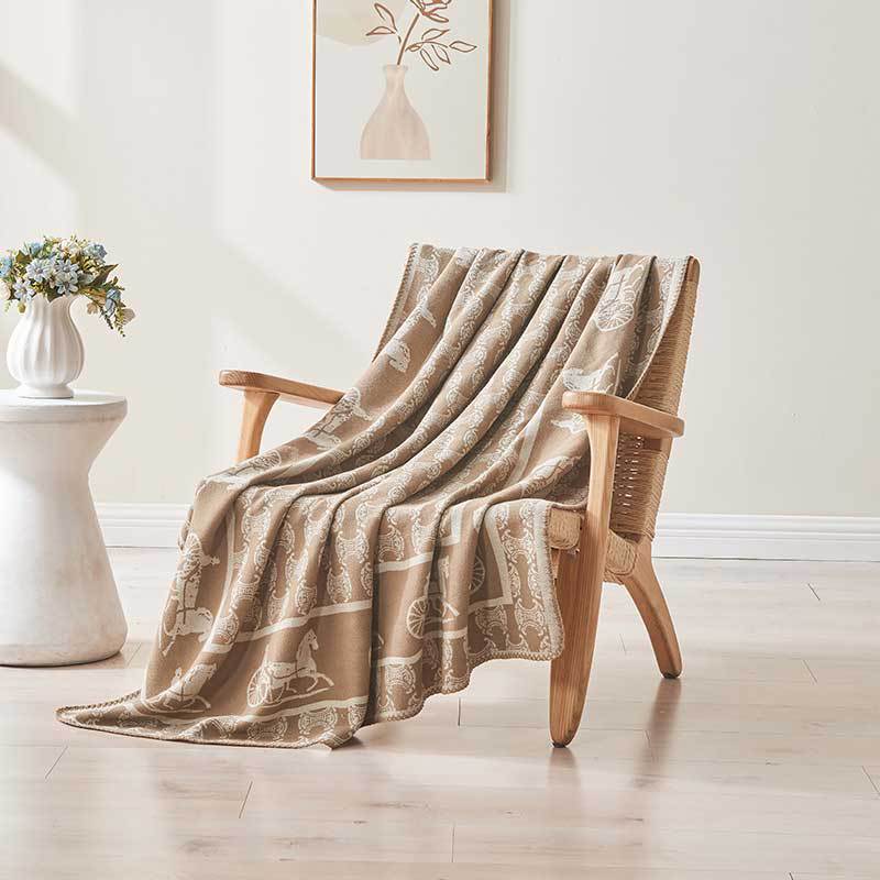 Carrosse Heritage Throw – Timeless Elegance in Equestrian Jacquard Berriscent