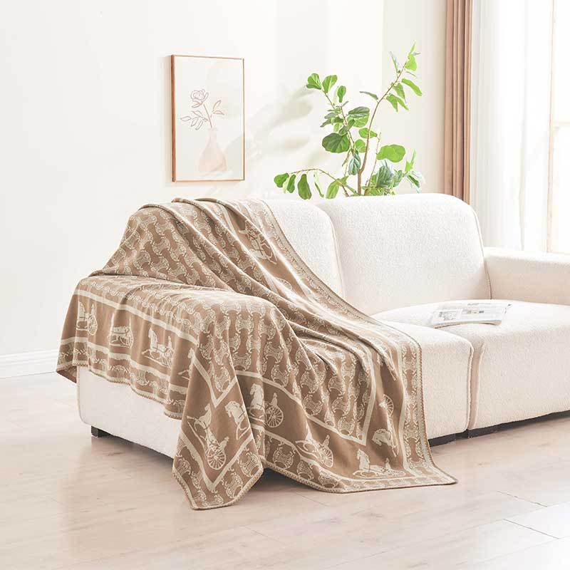 Carrosse Heritage Throw – Timeless Elegance in Equestrian Jacquard Berriscent