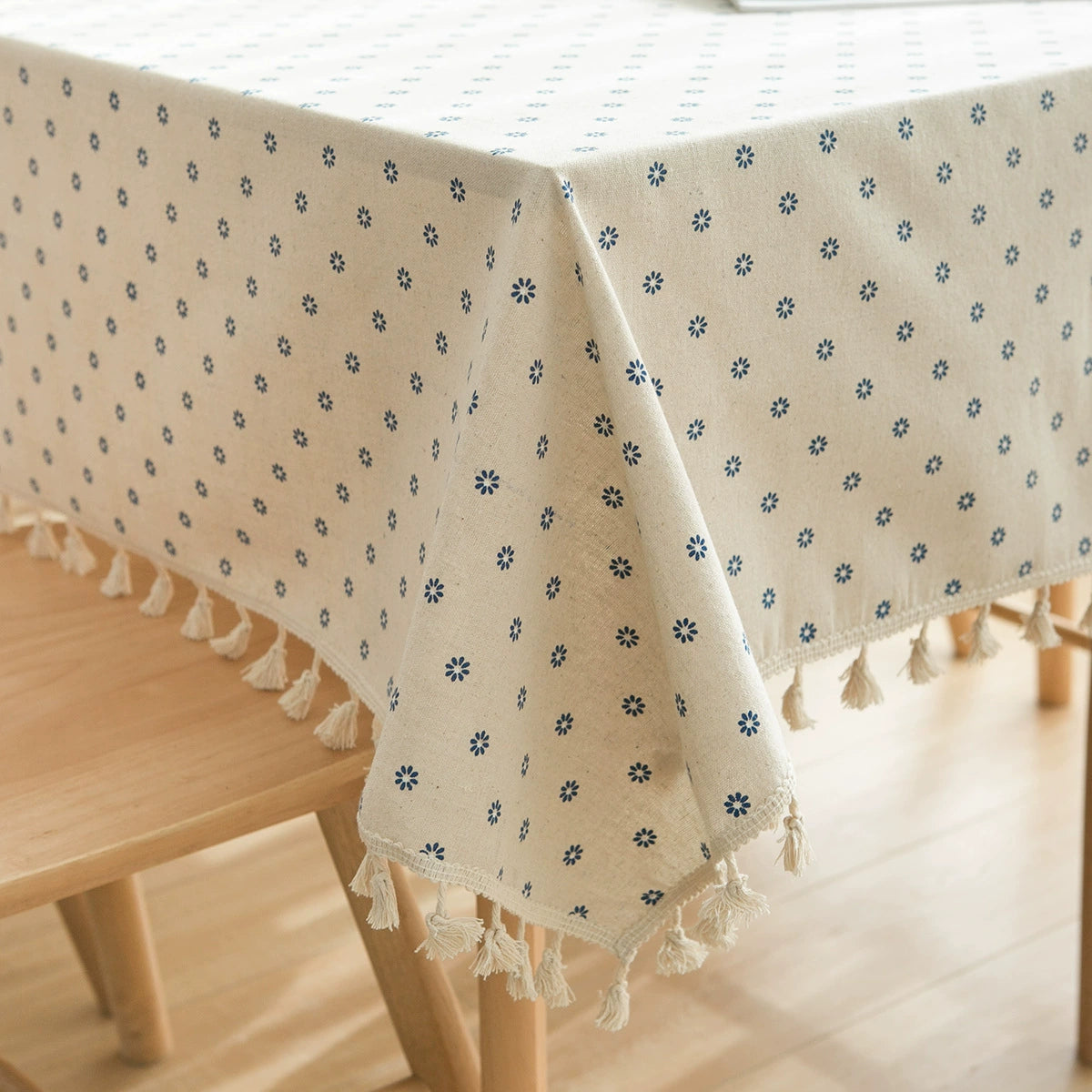 The Porcelain Daisy | Cotton Blend Tablecloth