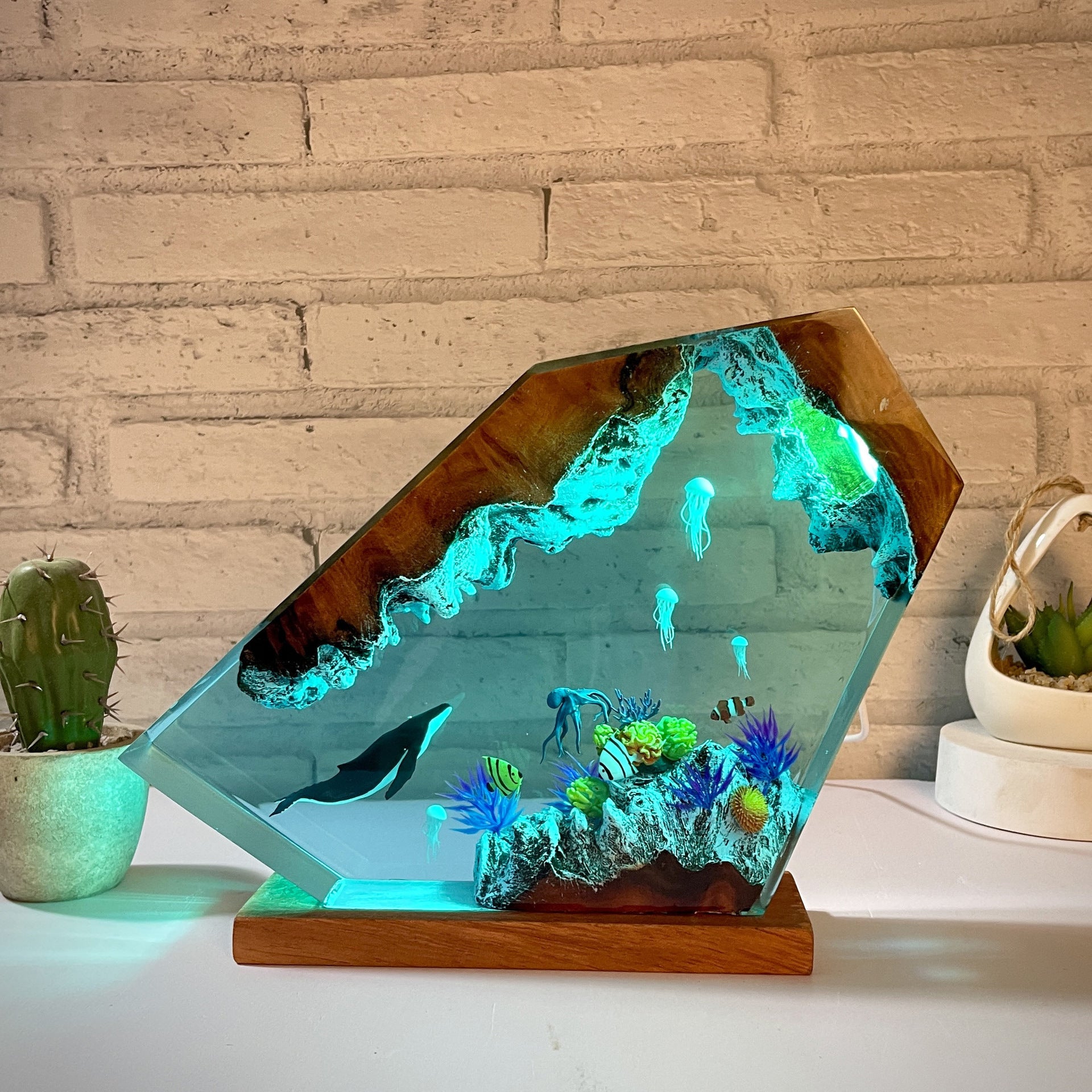Handcrafted Ocean World Resin Lamp Berriscent
