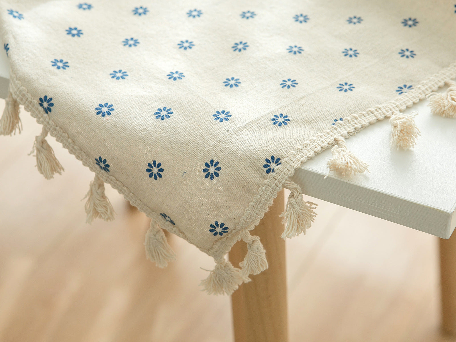 The Porcelain Daisy | Cotton Blend Tablecloth
