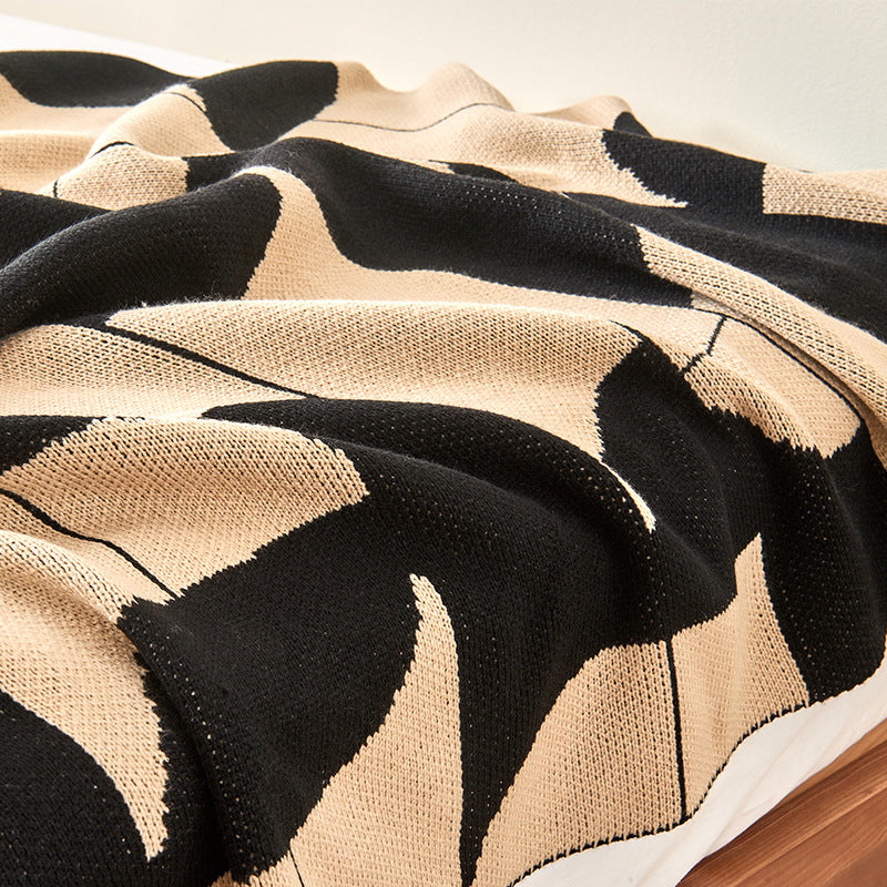 Lunare Noir Throw – Abstract Elegance in Modern Jacquard