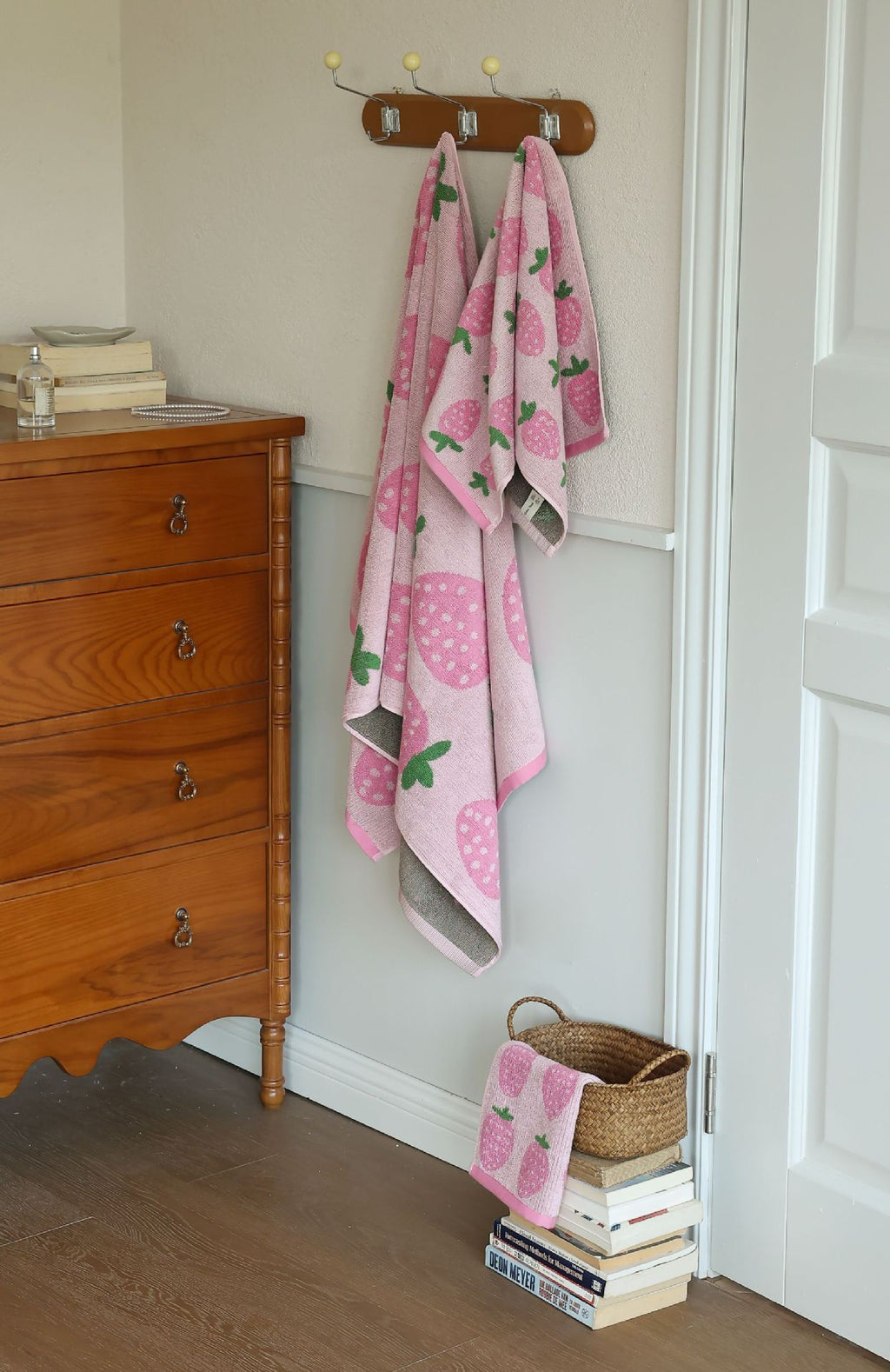 Natural Cotton Bath Towel with Strawberry Design Berriscent