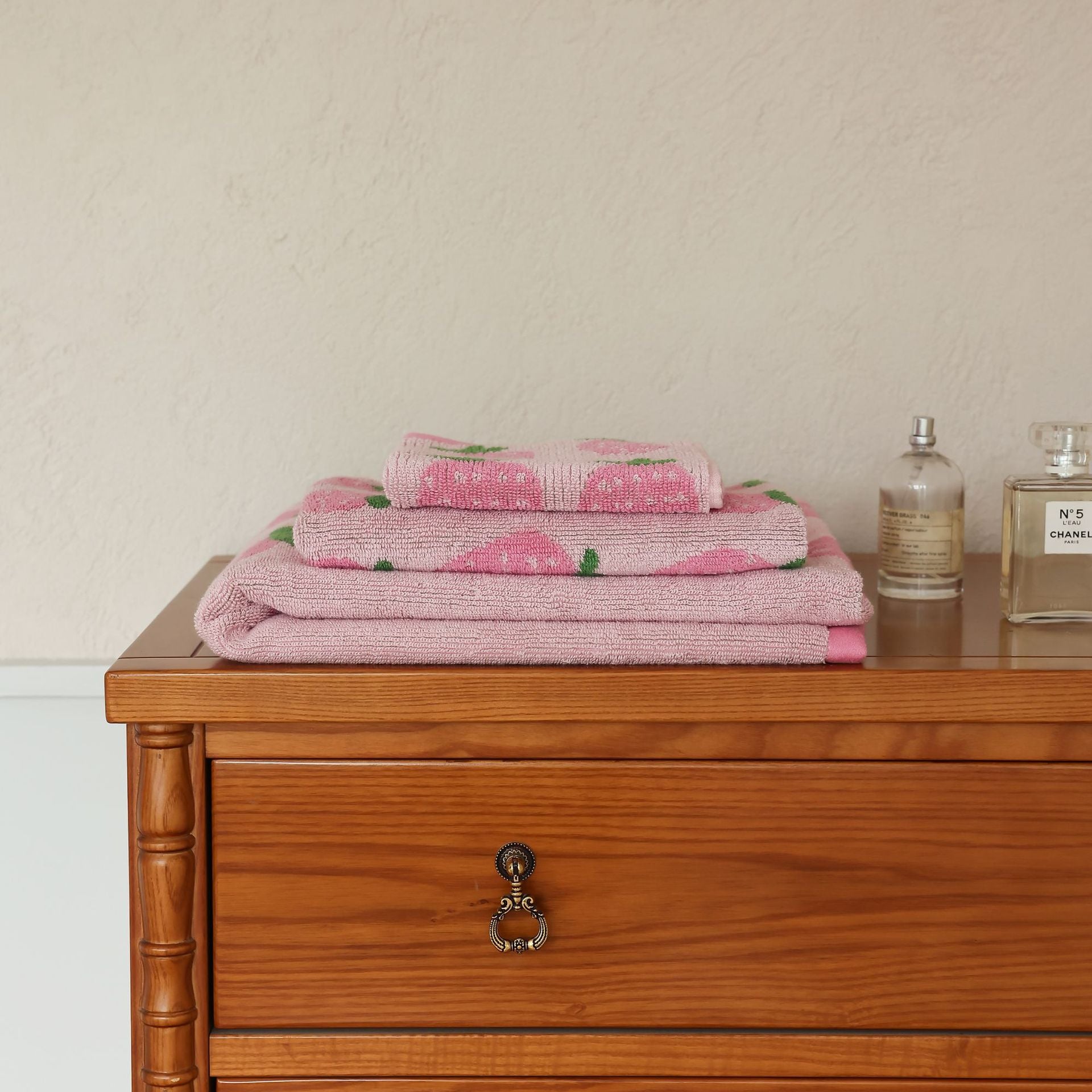 Natural Cotton Bath Towel with Strawberry Design Berriscent