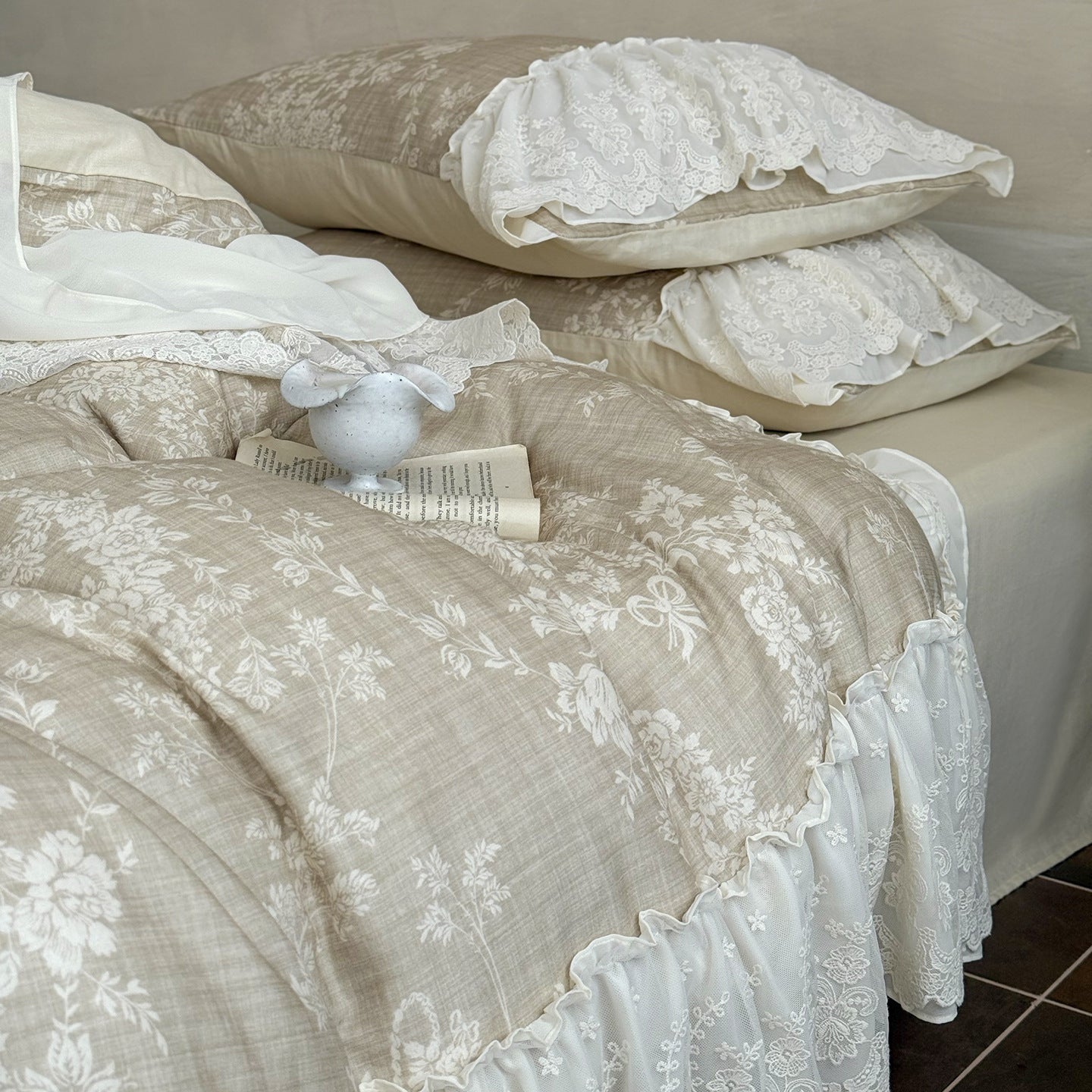 Maison Fleur Lace-Trim Bedding Set - Soft Linen Beige Berriscent
