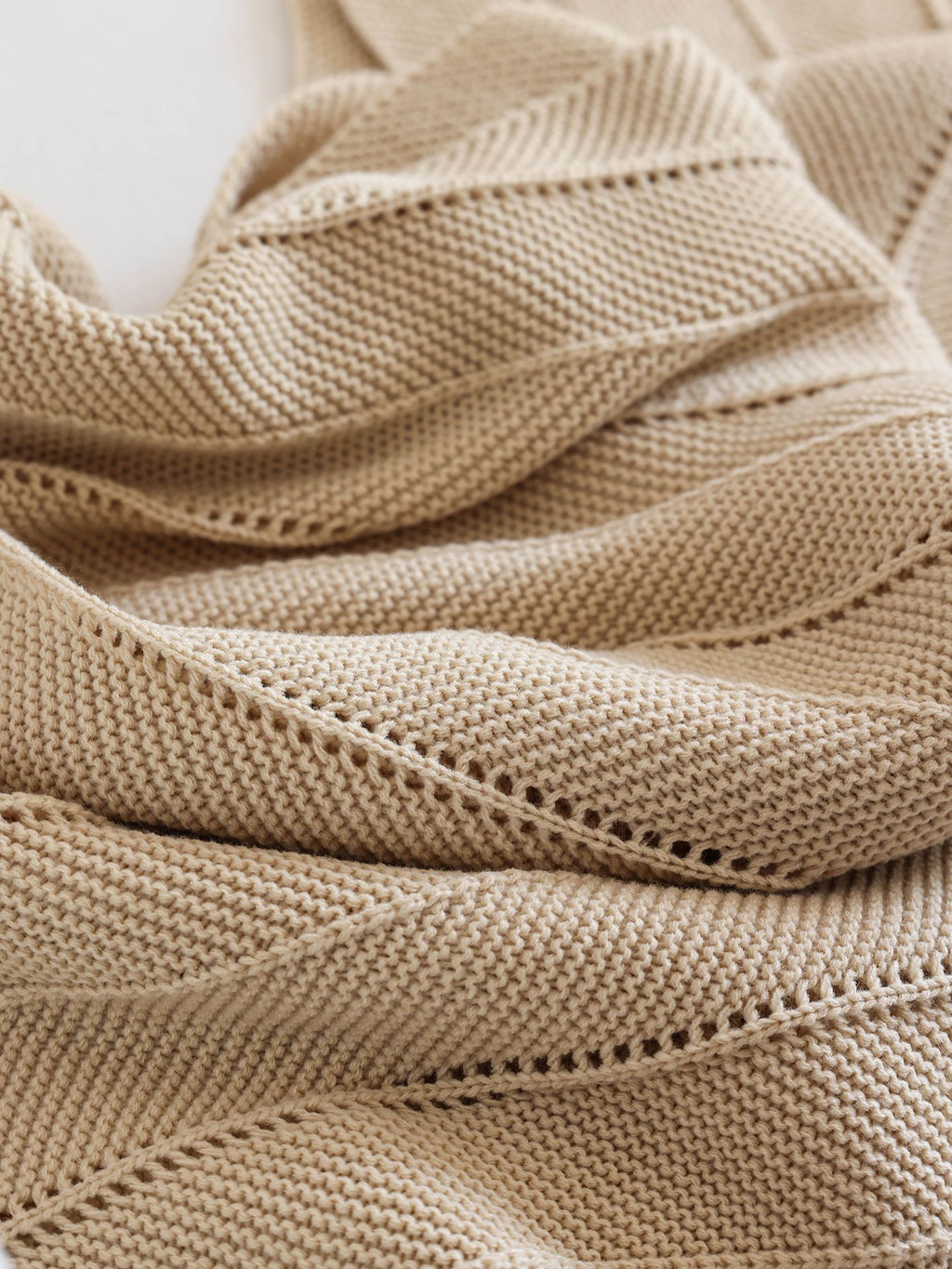 Elegant Textured Acrylic Throw Berriscent