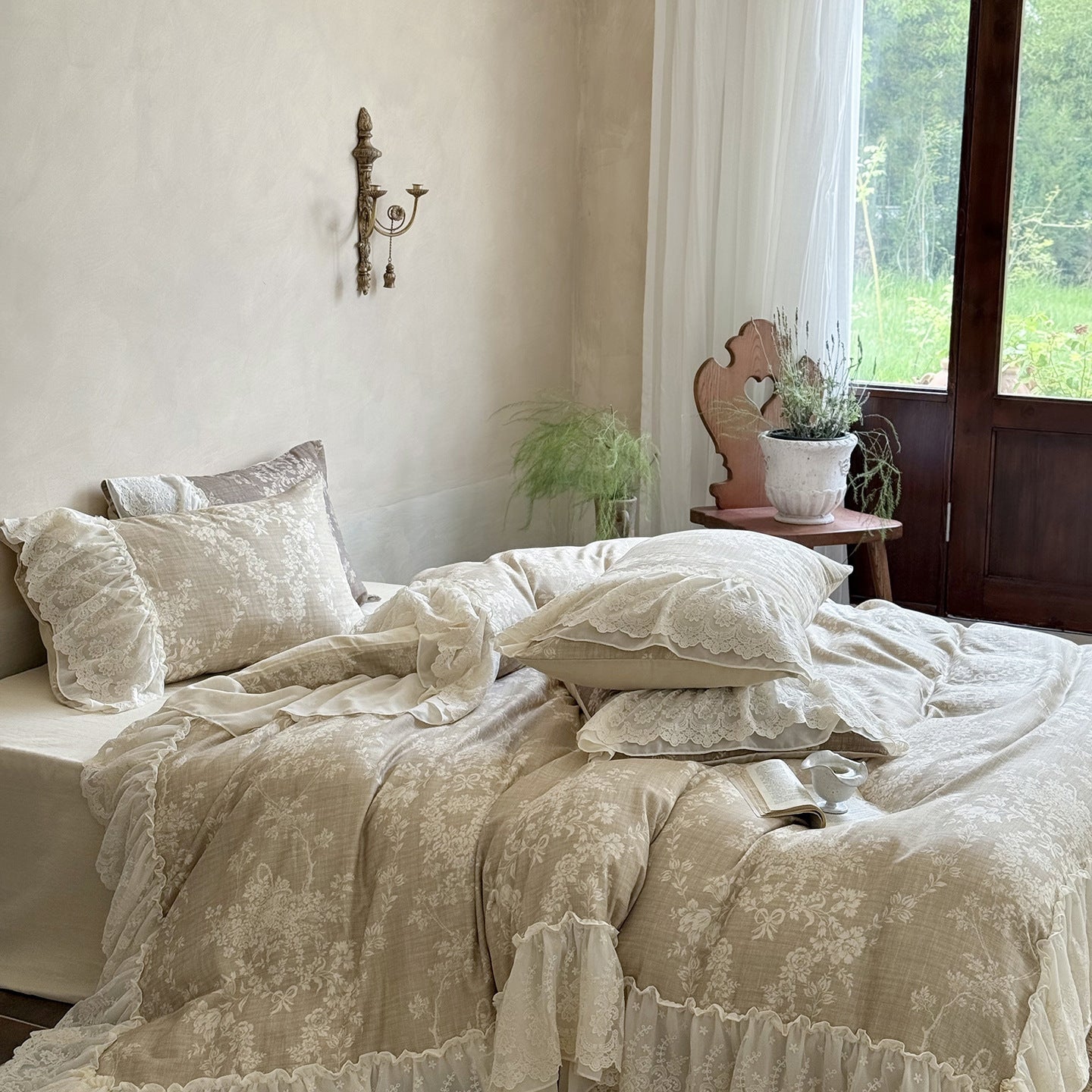 Maison Fleur Lace-Trim Bedding Set - Soft Linen Beige Berriscent