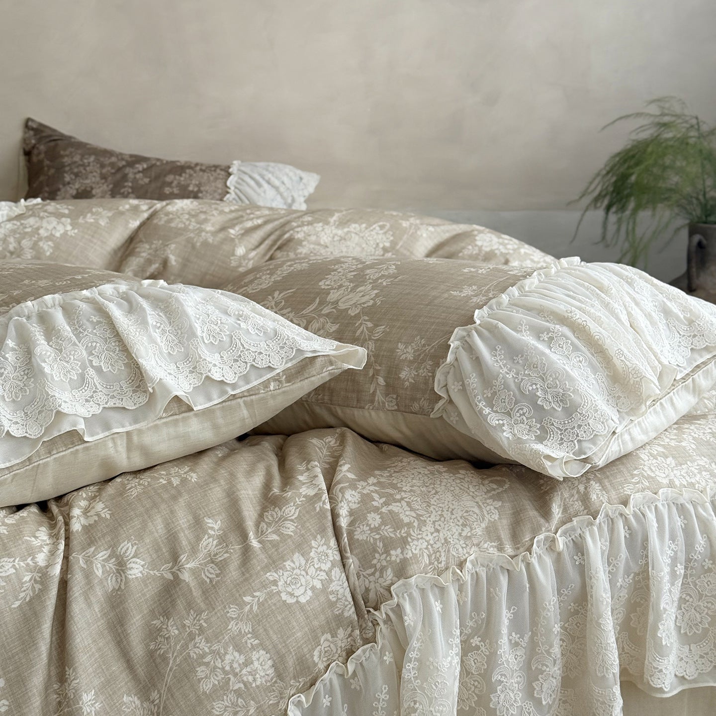 Maison Fleur Lace-Trim Bedding Set - Soft Linen Beige Berriscent