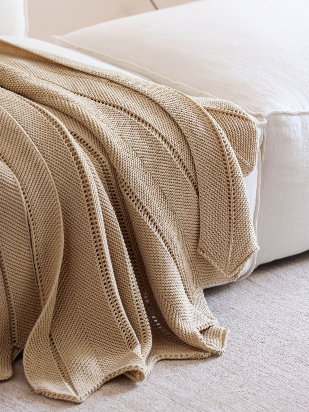 Elegant Textured Acrylic Throw Berriscent